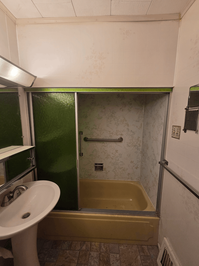 Bath Fitter Erie Before photo